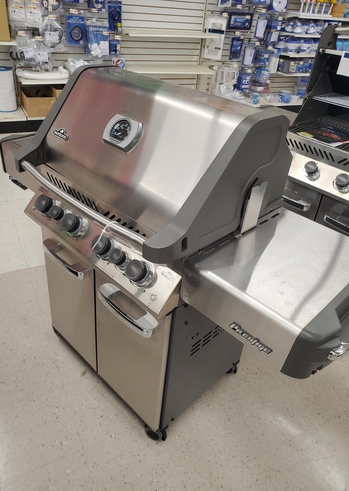 Outlet Napoleon Prestige 500 Propane Grill