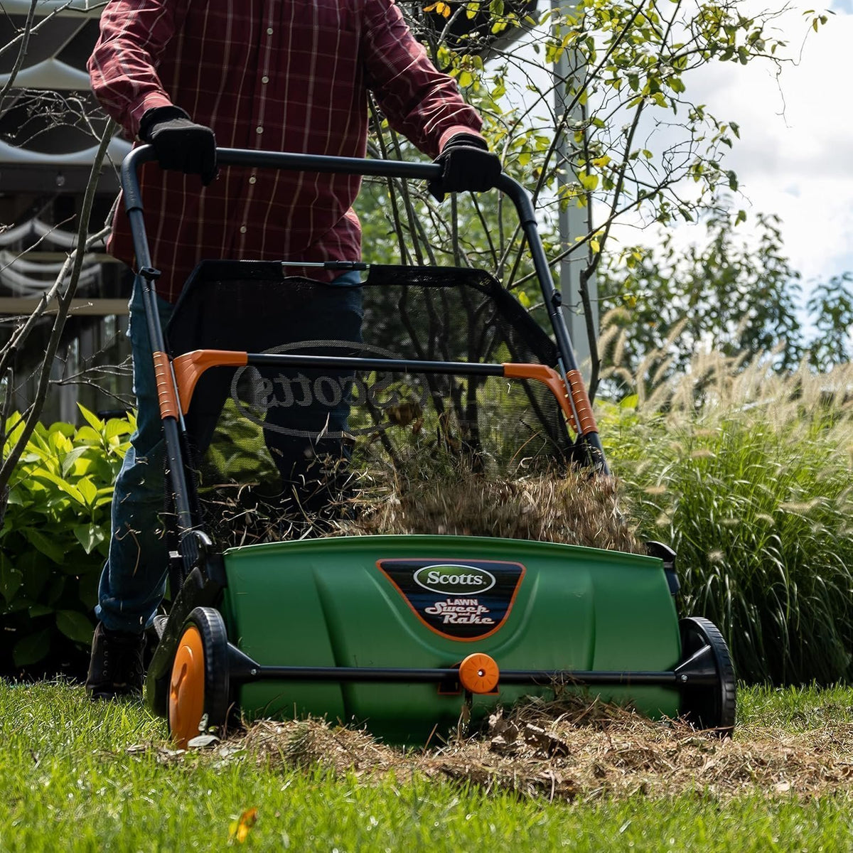 Scotts 26 in. Push Lawn Sweeper LSW70026S, Black/Green